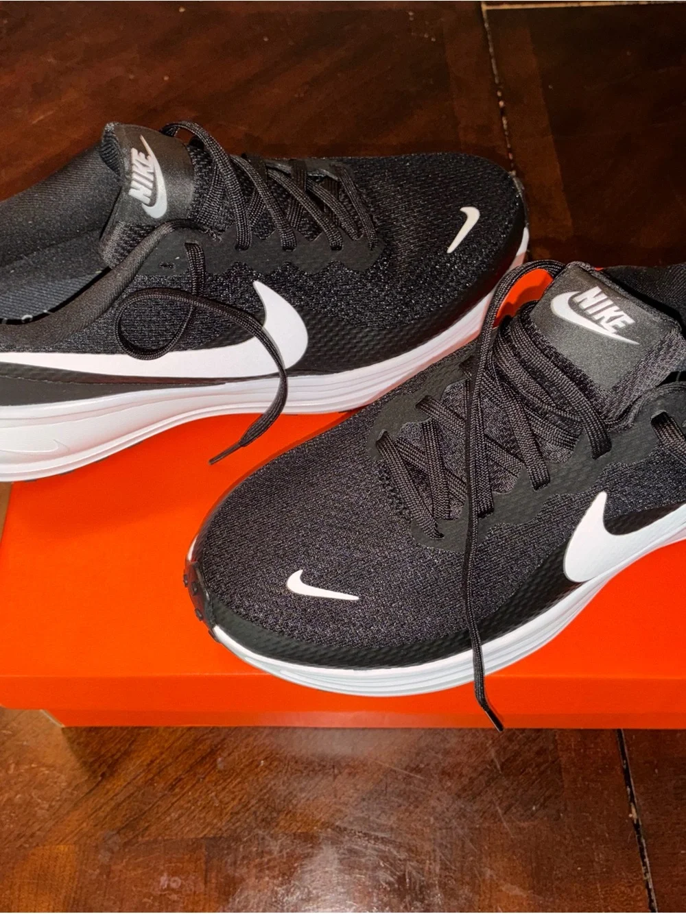 NIKE I Women’s Running Sneakers I Black & White I Sz 10 I NIB